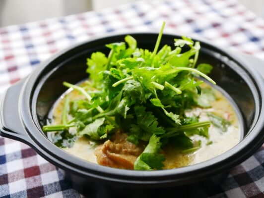あさり出汁を感じるココナッツチキンのレシピ(カレー粉=コモミックス)