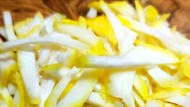 レモンピールとはどんなスパイス?—特徴・用途・歴史を徹底解説
